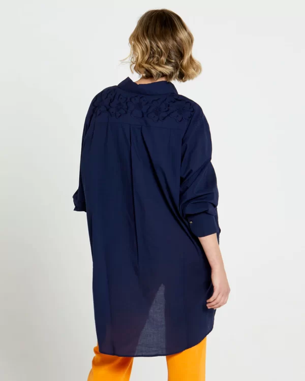 15630SWFA_DREAMS-EMBRIODERED-OVERSIZED-SHIRT_NAVY_fate-becker-expressions-3